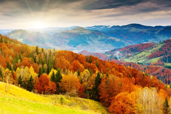 Dağın sonbahar manzara — Stok fotoğraf