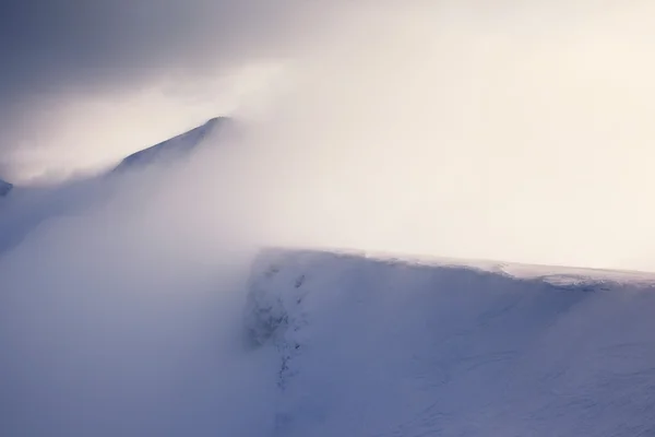 Paisaje de montañas majestuosas invierno —  Fotos de Stock