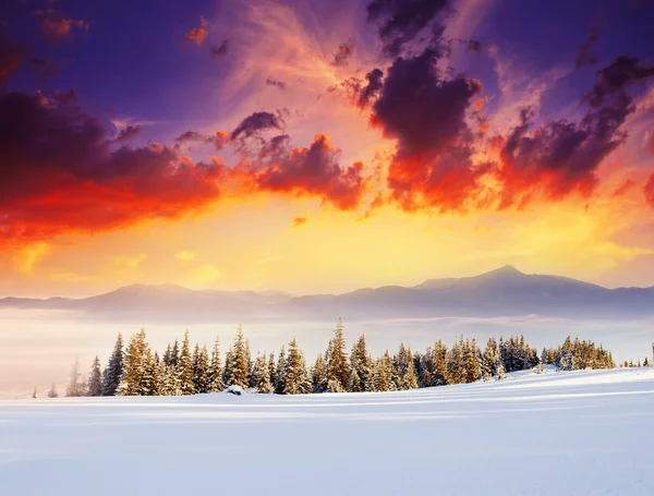 Tramonto sulle montagne invernali — Foto Stock