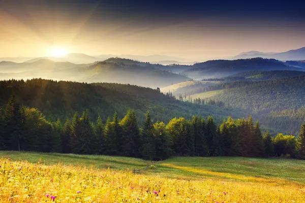 Sonnenuntergang in den Bergen — Stockfoto