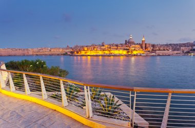 Valletta gece görünümünden sliema.