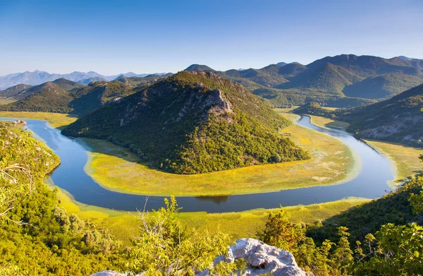 Sinuous river flowing through mountains. — Stock Photo, Image