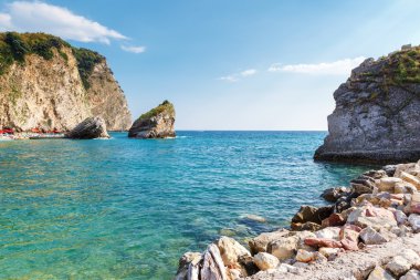 budva Rivierası üzerinde masmavi deniz.