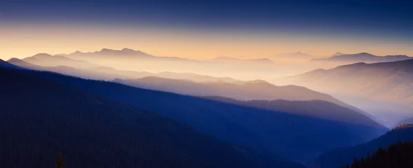 Salida del sol en las montañas — Foto de Stock