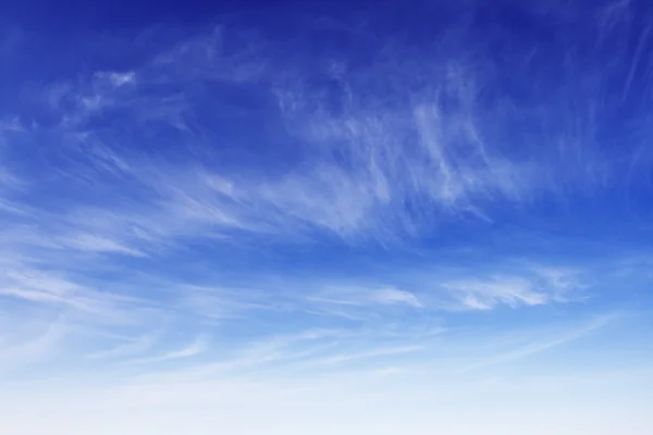 Flauschige Wolken am blauen Himmel — Stockfoto