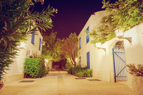 Calle la noche en la ciudad de budva. — Foto de Stock