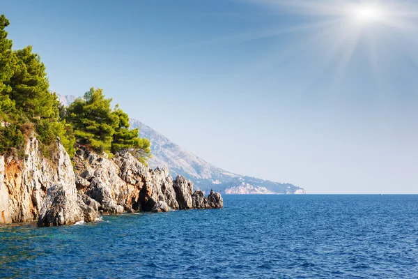 Azurblå havet över budva Rivieran. — Stockfoto