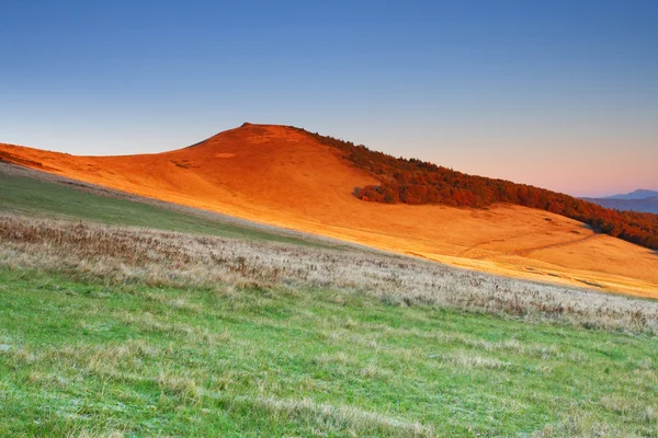 Salida del sol en el paisaje de las montañas —  Fotos de Stock