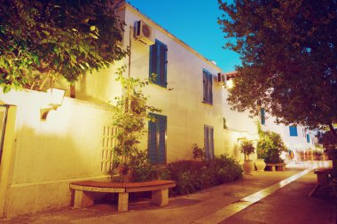 Budva şehirdeki sokak gece.