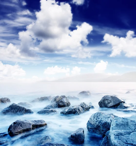 Deniz ve bulutlar gökyüzü — Stok fotoğraf