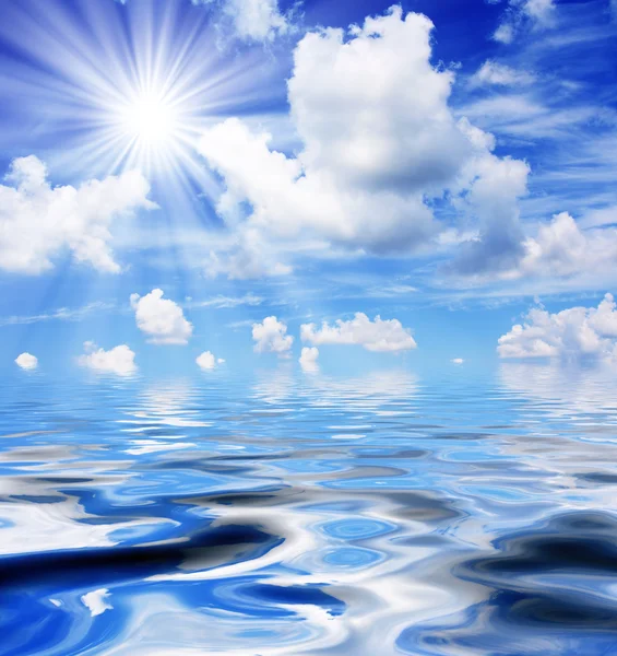 Sea with cloudy blue sky — Stock Photo, Image