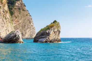 budva Rivierası üzerinde masmavi deniz.