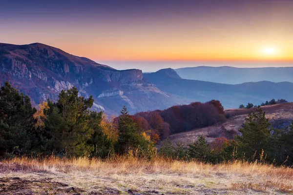 Mañana montaña paisaje. —  Fotos de Stock