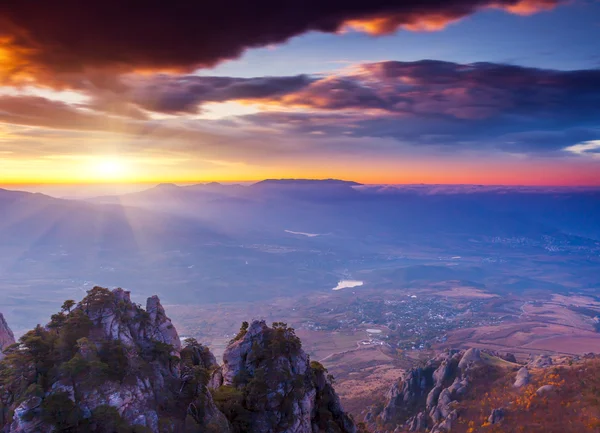 Paesaggio montano con nube colorata. — Foto Stock