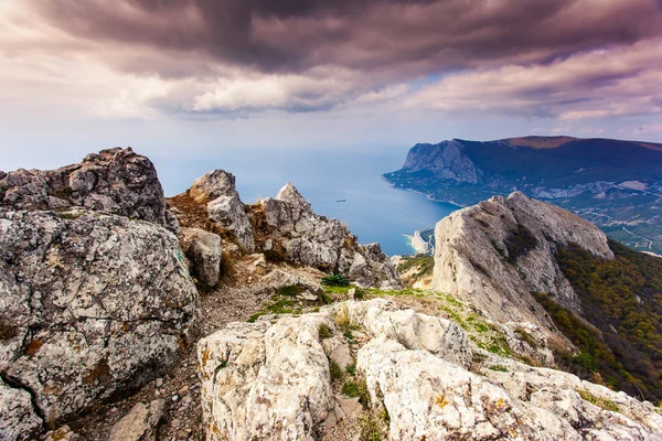 Berglandschaft mit bunten Wolken. — Stockfoto