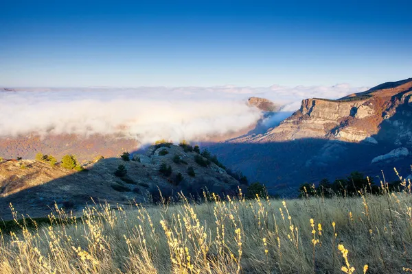 Es fantástico día soleado en las montañas — Foto de Stock