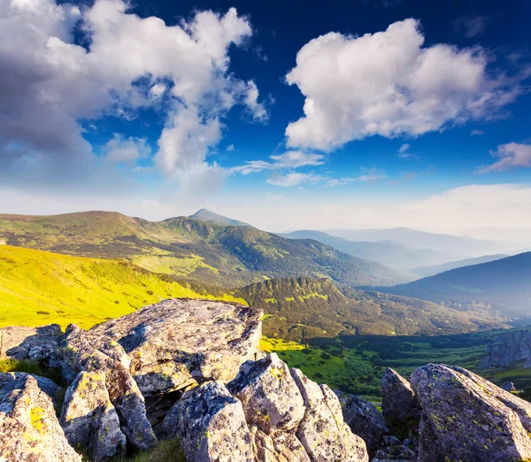 Dia de sol fantástico está nas montanhas — Fotografia de Stock