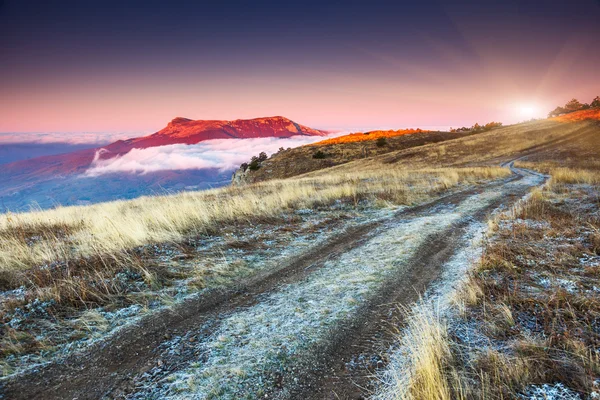 Sabah dağlar manzara — Stok fotoğraf