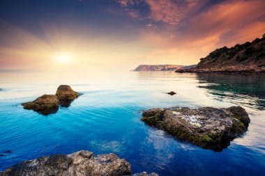 Denizin üzerinde yaz gün batımı