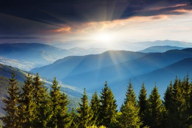 dağlar karanlık gökyüzü altında