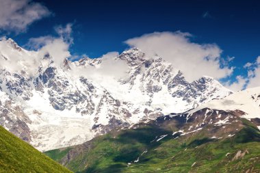 dramatik gökyüzü ile Alpine meadows