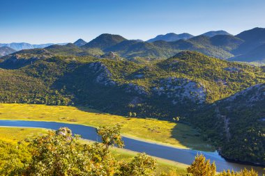 kıvrımlı Nehri akan