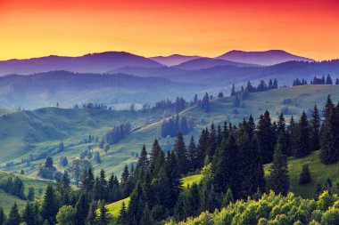 Dağlarda gün batımı manzarası