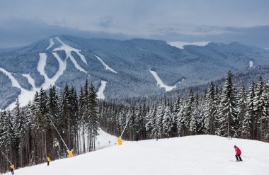 dağ manzarası ile Kayak yamacı