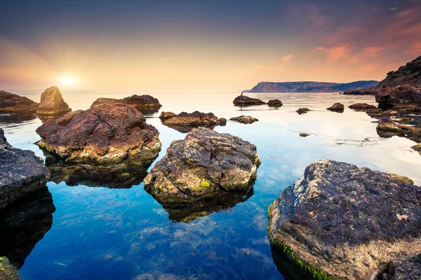 Majestätiska sommar solnedgång över havet — Stockfoto