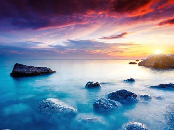 Majestuoso atardecer de verano sobre el mar — Foto de Stock