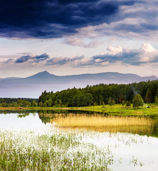 Landschap met lake en dramatische hemel — Stockfoto