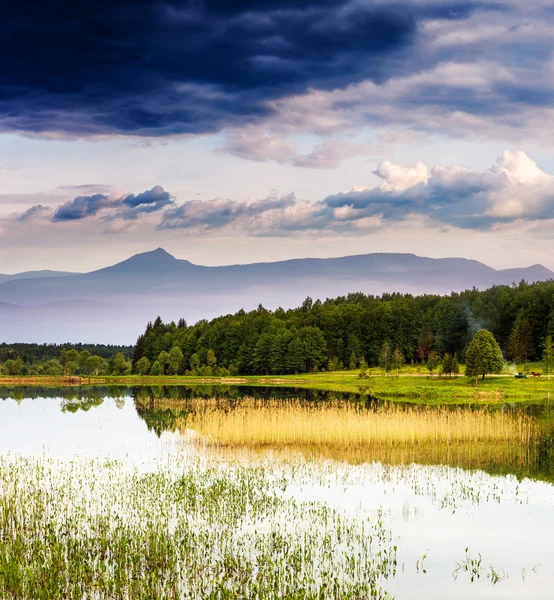 Paisagem com lago e céu dramático — Fotografia de Stock