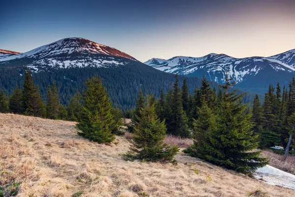 Salida del sol en las montañas — Foto de Stock