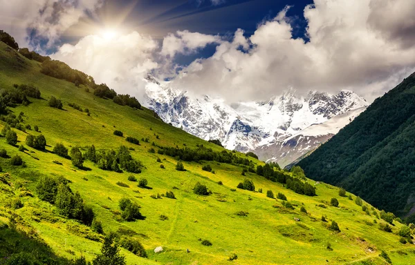 Bewolkte dag in Alpen — Stockfoto