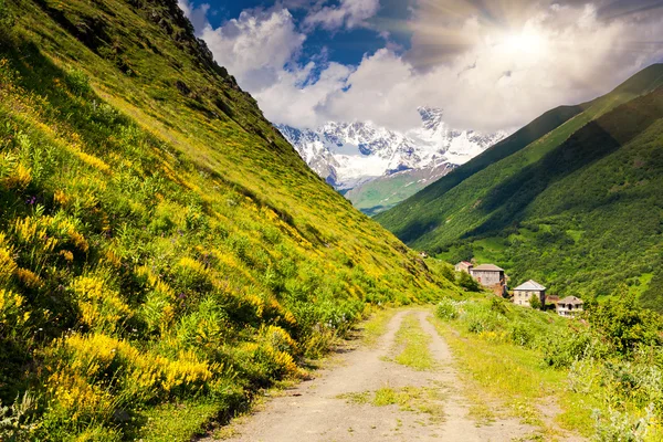 Bergweg naar dorp — Stockfoto