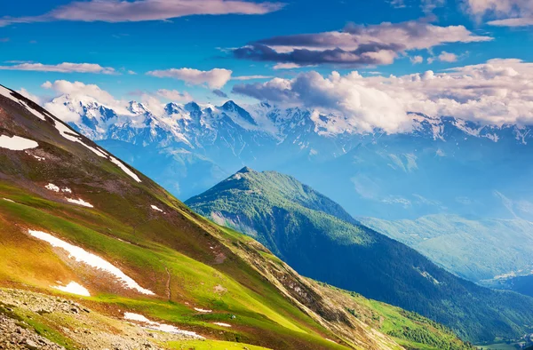 Dramatik gökyüzü ile Alpine meadows — Stok fotoğraf