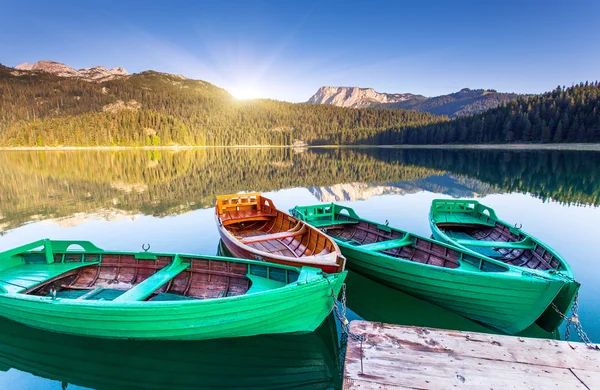 Odraz ve vodě horské jezero — Stock fotografie