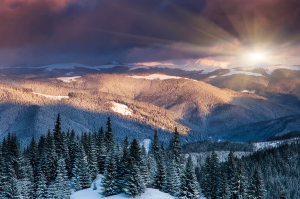 Puesta de sol en las montañas de invierno — Foto de Stock