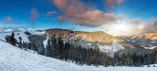 Puesta de sol en las montañas de invierno —  Fotos de Stock