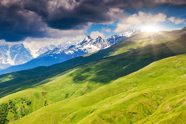 La matinée ensoleillée est dans un paysage de montagne — Photo