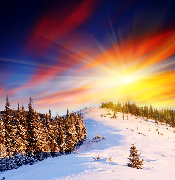 Solnedgång i vinter bergen — Stockfoto
