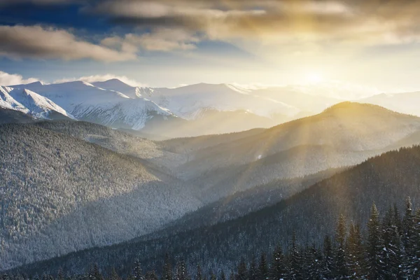 Tramonto di inverno in montagna d'inverno — Foto Stock