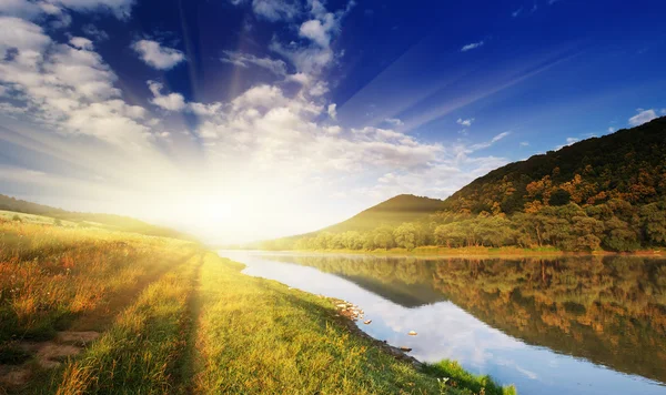 Mooie zomerse zonsondergang in de rivier. — Stockfoto