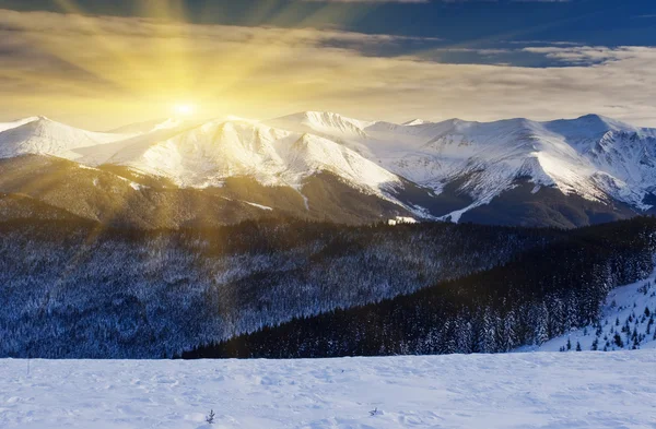 Solnedgång i vinter bergen — Stockfoto