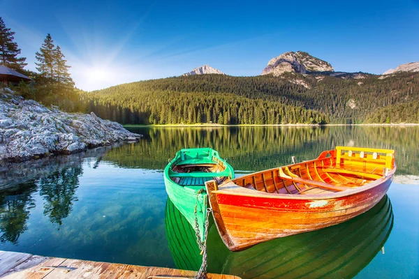 Spiegelung von Bergseen und Booten im Wasser. — Stockfoto