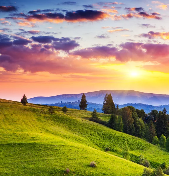 Coucher de soleil majestueux dans les montagnes — Photo