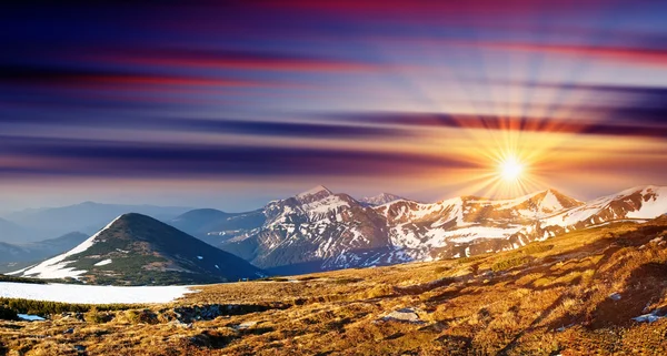 Puesta de sol en las montañas — Foto de Stock