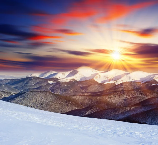 Pôr do sol nas montanhas de inverno — Fotografia de Stock