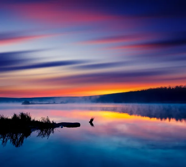Zonsondergang in het meer — Stockfoto