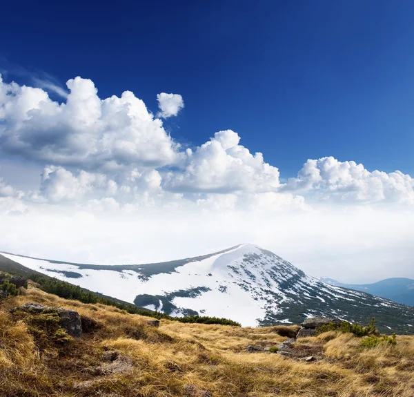 Montagne paesaggio e cielo blu — Foto Stock